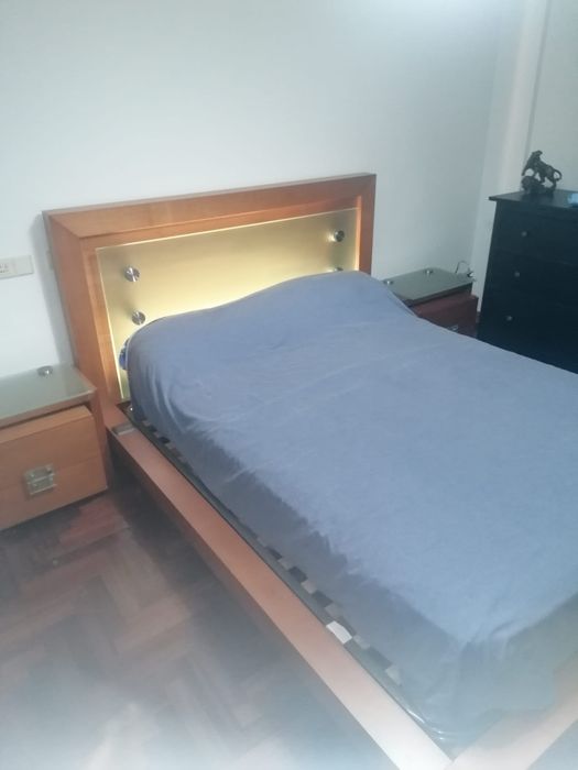 Cama, colchao e mesas de cabeceira