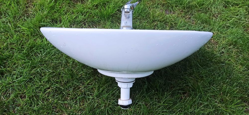 Zlewozmywak z baterią, umywalka z kranem