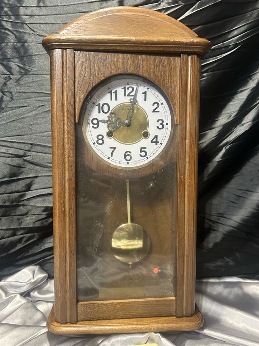 Zegar ścienny Metro – w drewnianej oprawie, z wahadłem