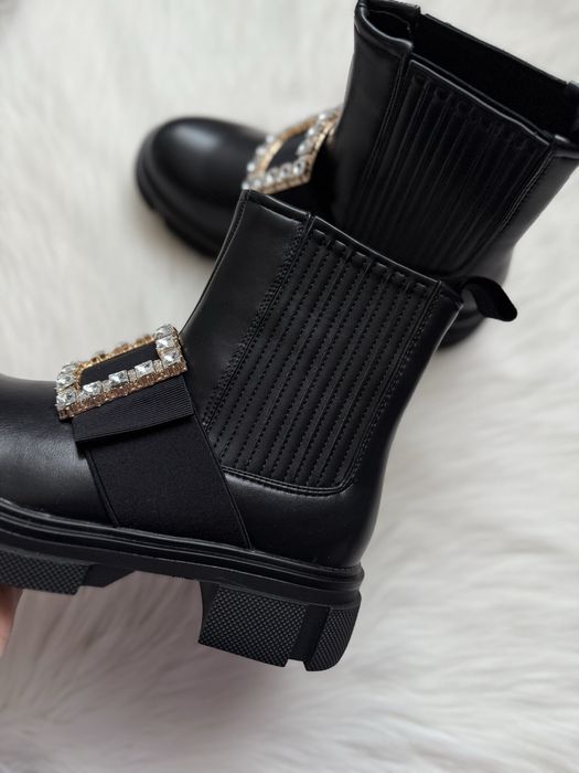 Czarne botki z klamrą eko skóra 38