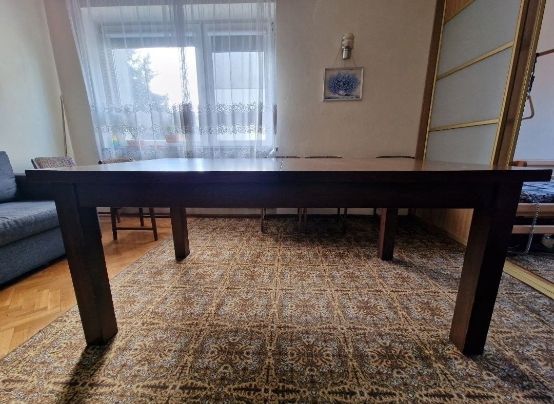 Solidny drewniany stół
