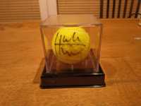 Piłka tenisowa z autografem Huberta Hurkacza z dowodem autentyczności.