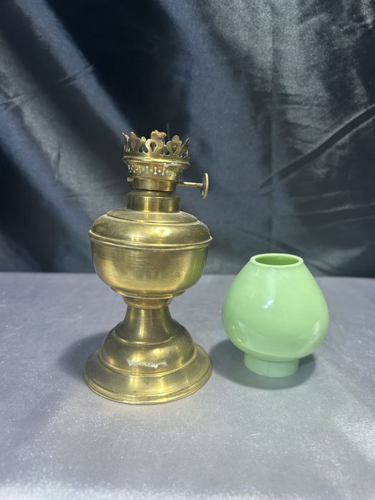 Lampa Naftowa z Mosiądzu i Zielonym Kloszem