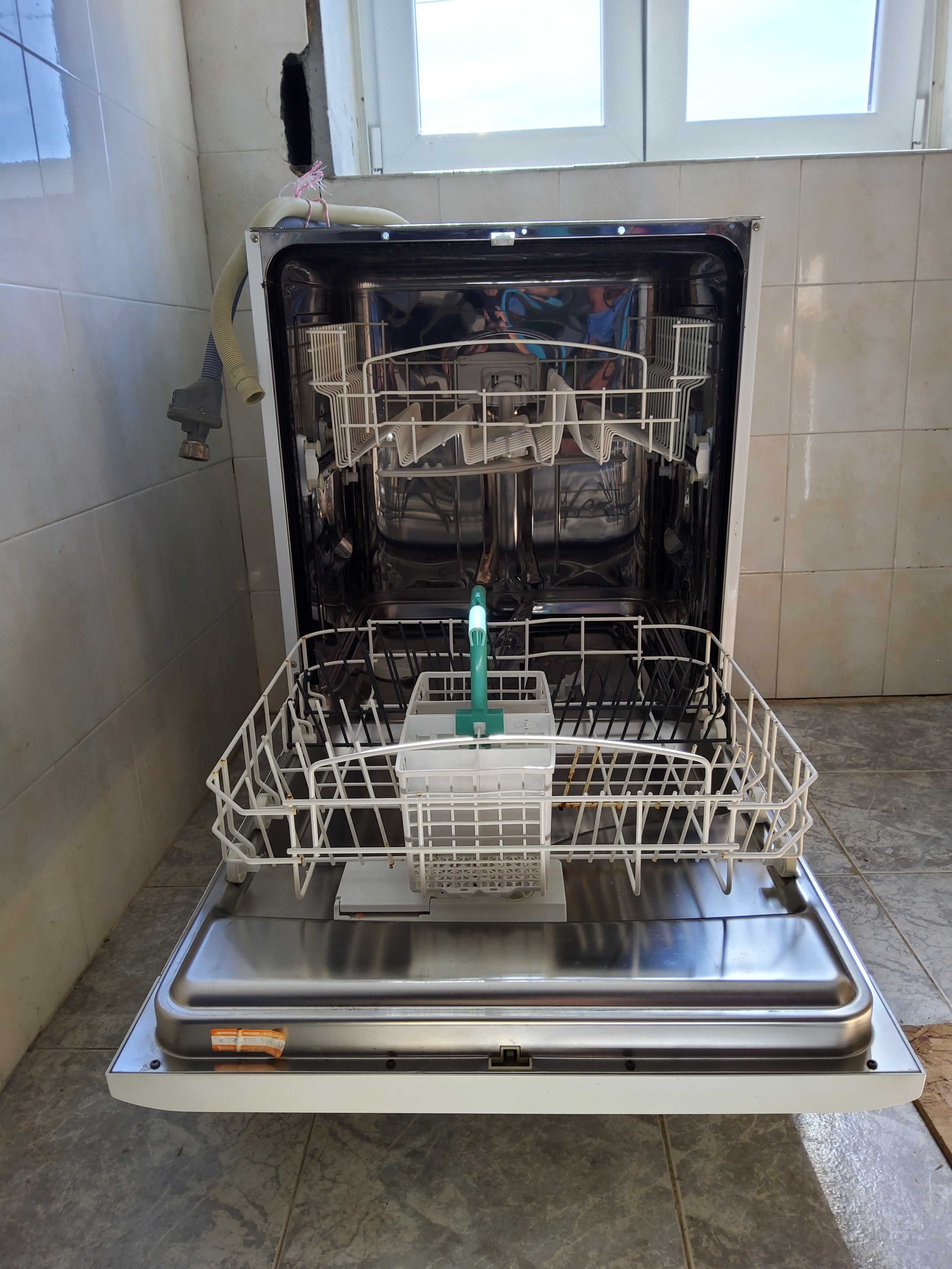 Maquina de lavar a loiça Ariston
