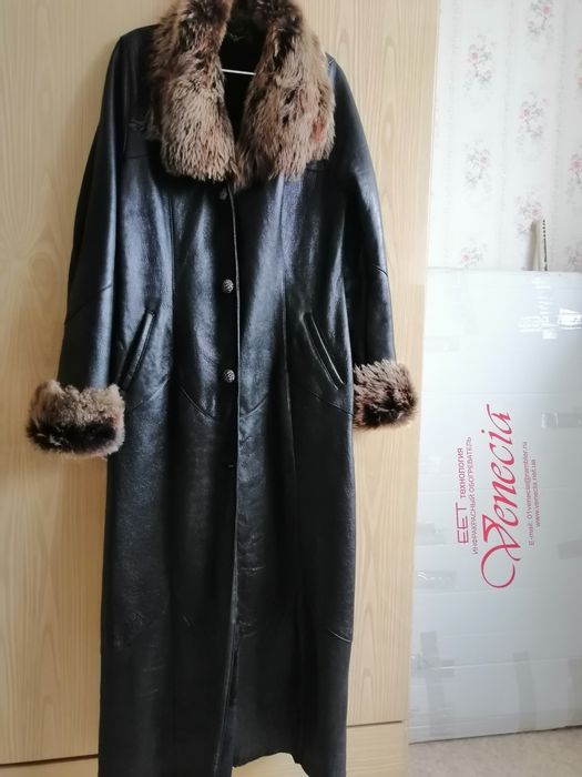 Елегантне жіноче пальто-дублянка