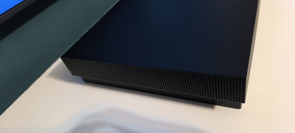 Xbox one X 1TB + 2 pady