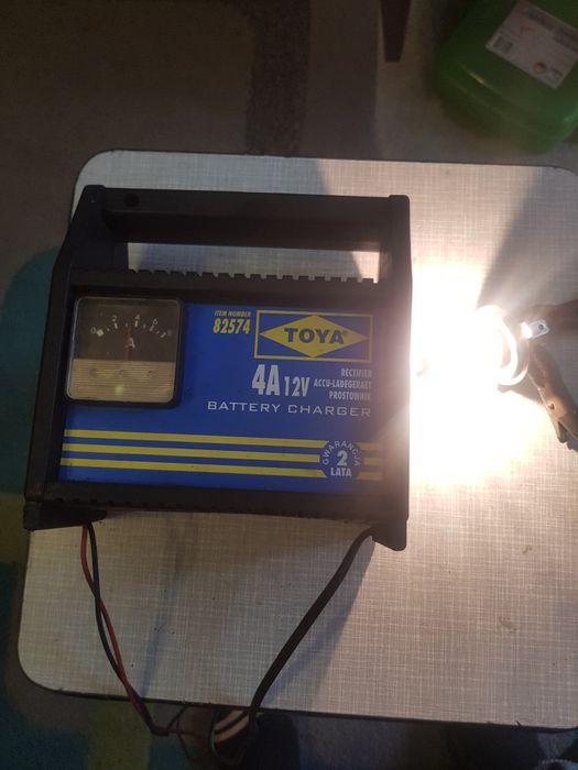 Prostownik  SAMOCHODOWY 12V/ 4.0A.. TOYA.