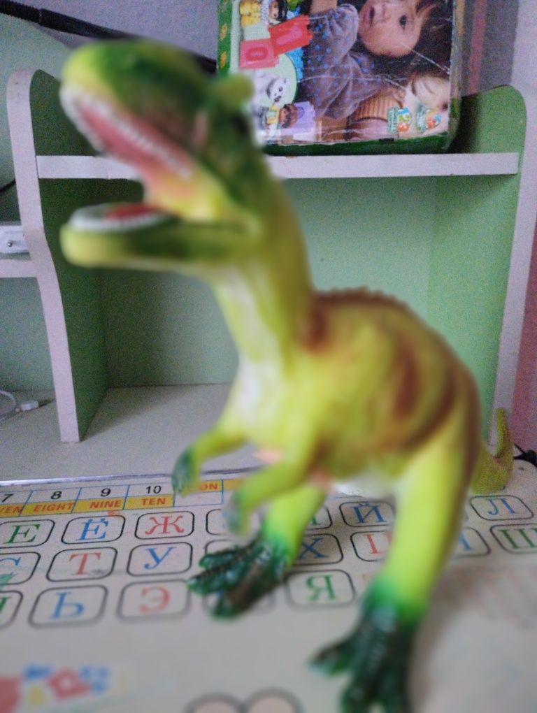 Большой динозавр рычащий