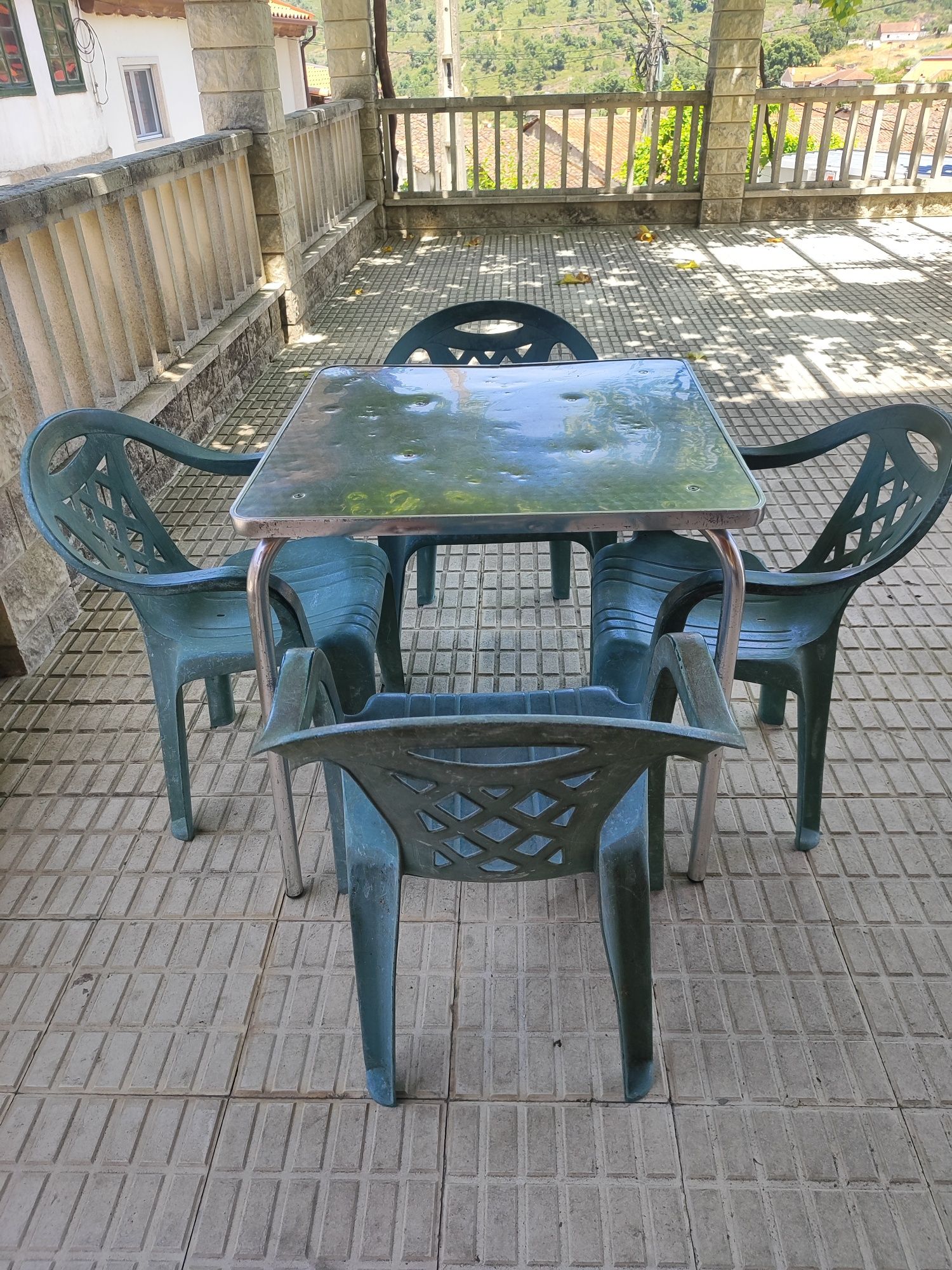 Vendo 2 mesas e 8 cadeiras - 130 euros
