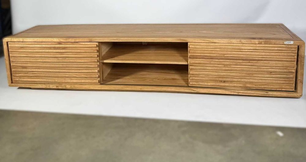 Drewniana szafka RTV -duża i elegancka