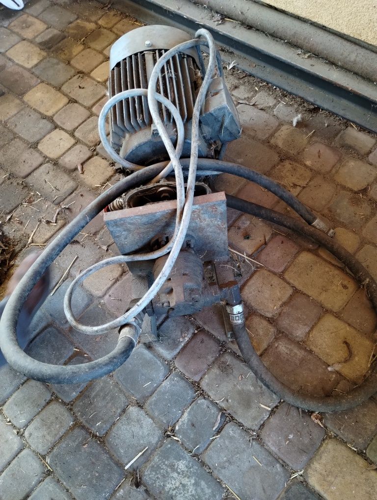 Sprzedam silnik 7,5 kW z pompą hydrauliczną.