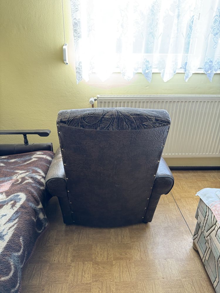 Brązowy fotel do salonu
