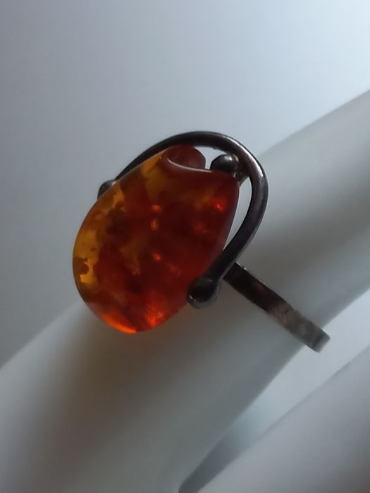 Srebrny pierścionek z bursztynem,  sygnowany srebro próby 0.925