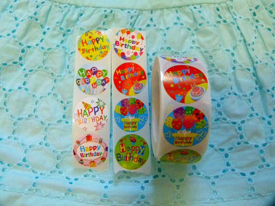 Naklejki urodzinowe Happy Birthday 100 sztuk 2,5cm kolorowe