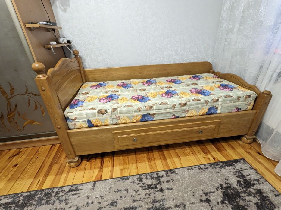 Дубове ліжко односпальне