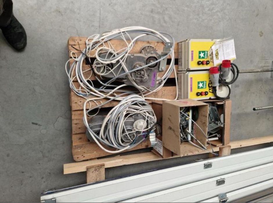 REZERWACJA Brama 4.66x4.50 segmentowa elektryczna panelowa 2 sztuki