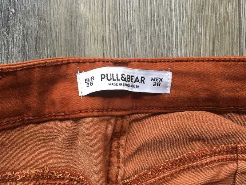 Pomarańczowe dżinsy jeansy rurki Pull&bear