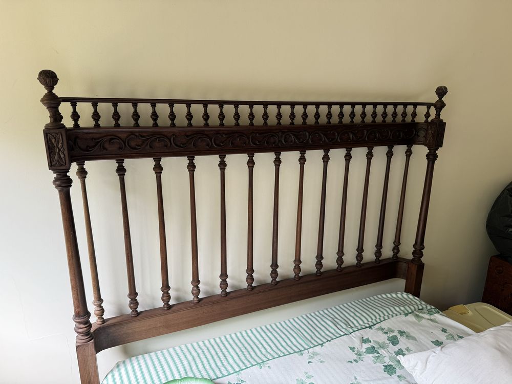 Cama em madeira maciça