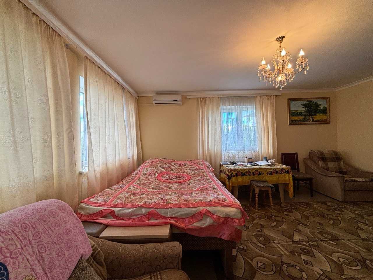 Продам просторий будинок з підвалом та укриттям, ділянкою та садом.