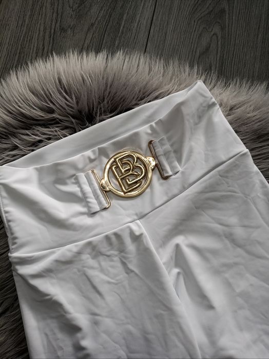 Białe legginsy złota klamra lycra