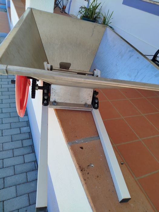 Máquina manual para esmagar uvas