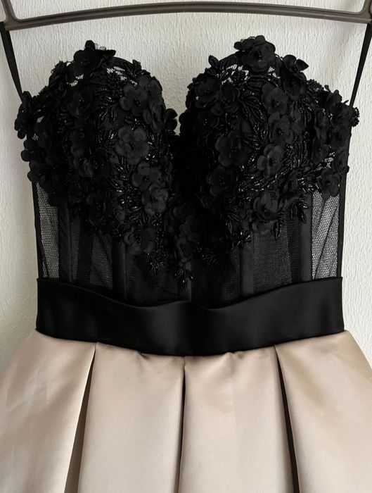 Плаття на випускний
з корсетом на завязках у вигляді шнурівки