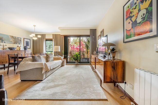 Apartamento T2 à venda no Porto em condomínio privado.