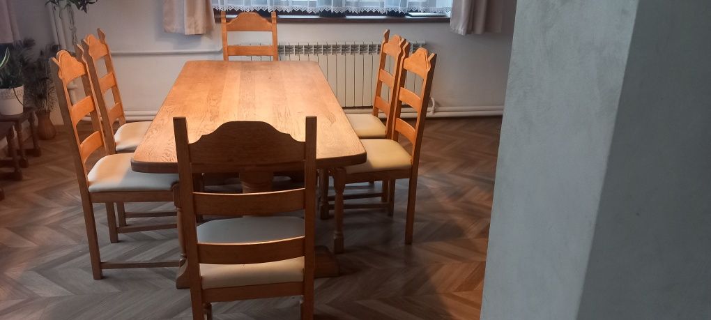 Stół dębowy z krzesłami