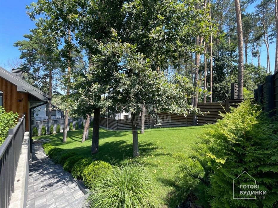 Сучасний будинок серед соснового лісу в КМ Нова Ходосівка