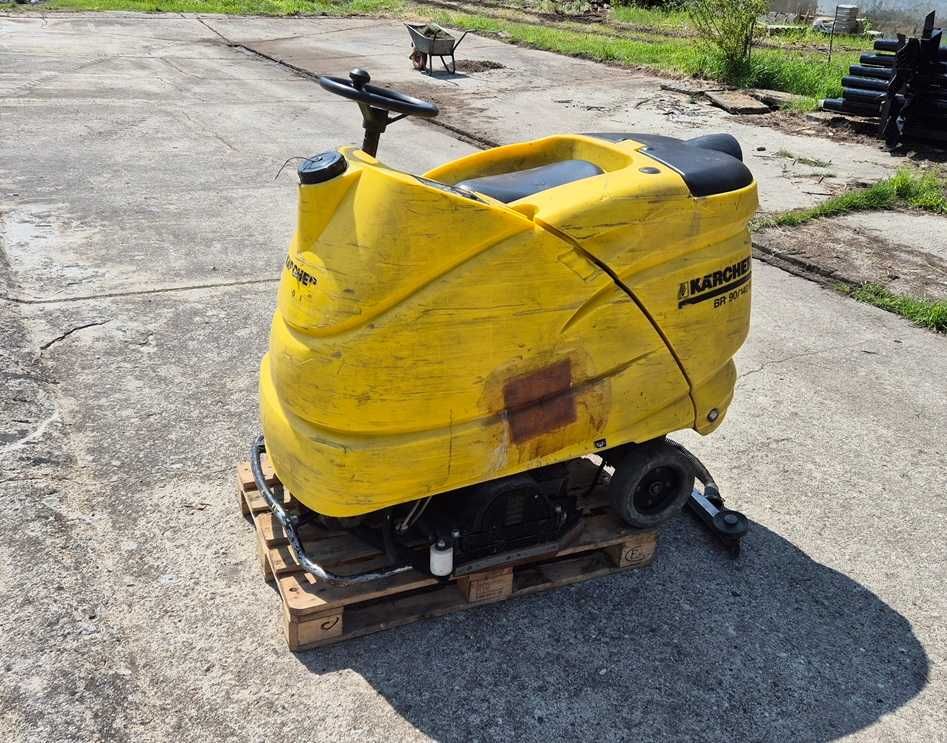Szorowarka myjka elektryczna do podłóg powierzchni Karcher Br 140 R