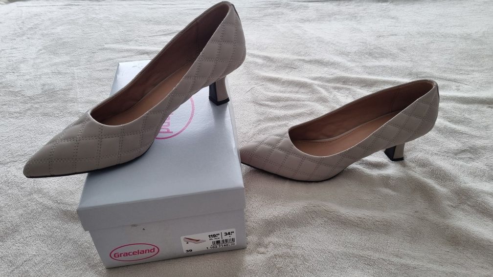 Buty pikowane rozmiar 39 beż