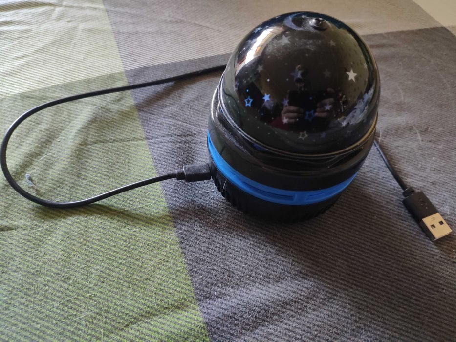 Світильник нічник проектор на стелю кольорові зорі, місяць крутиться