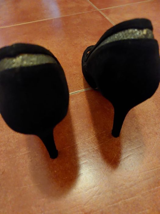 Sapatos e botas novos