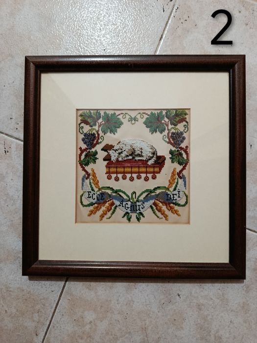 Pequenos quadros com molduras