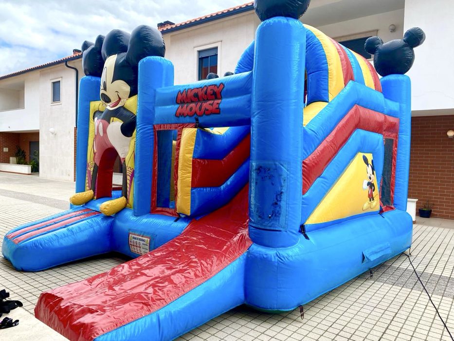 Insufláveis e trampolim — festas