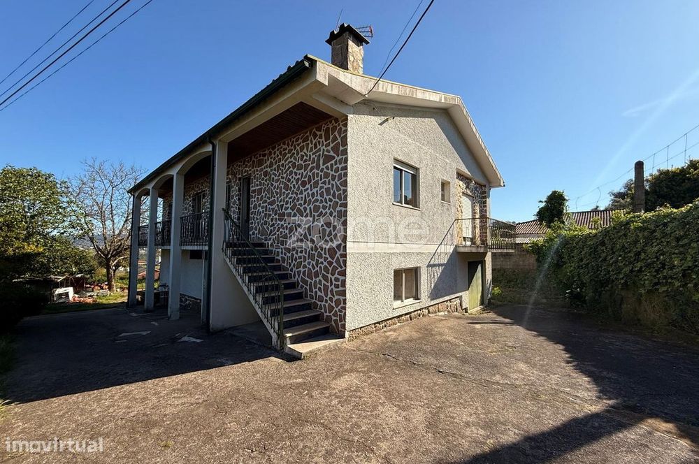 Moradia T3 localizada em Crespos com terreno com 3568m2