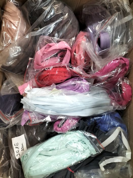 Zamki suwaki kryte, metalowe, spiralne, kostkowe.