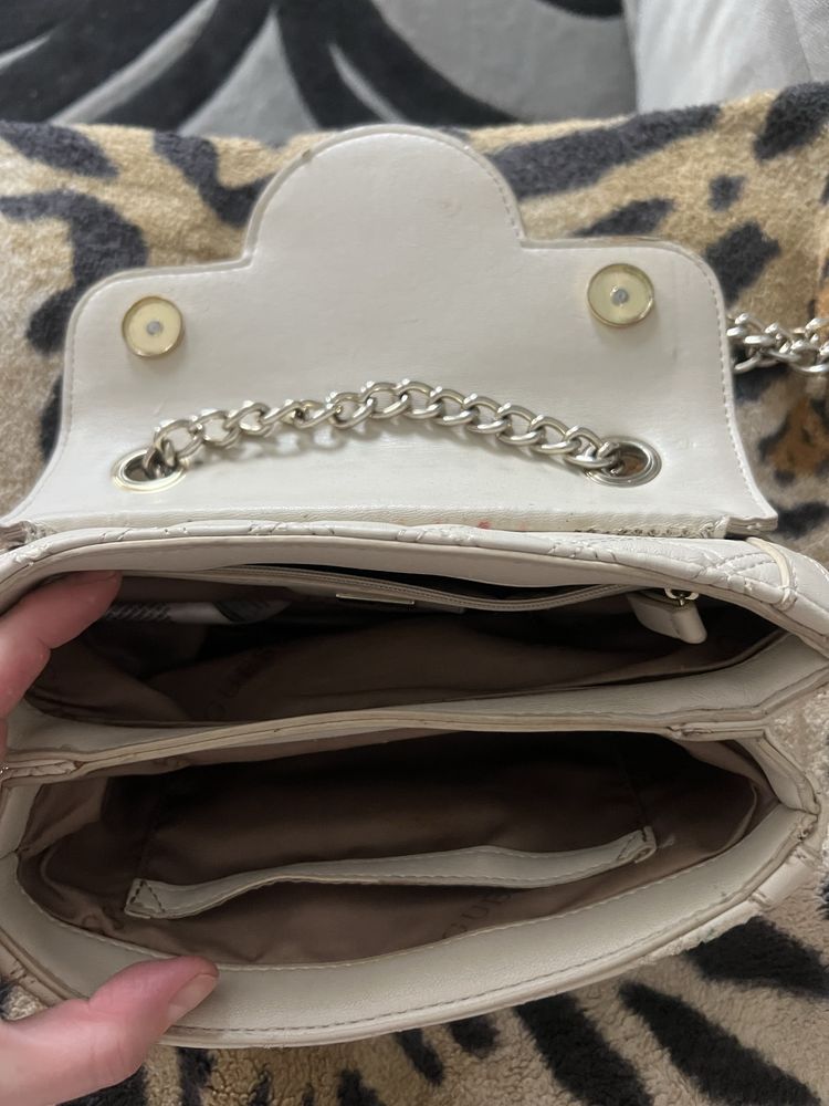 Сумка Guess  купувала в Італіі в офіційниму манащині .