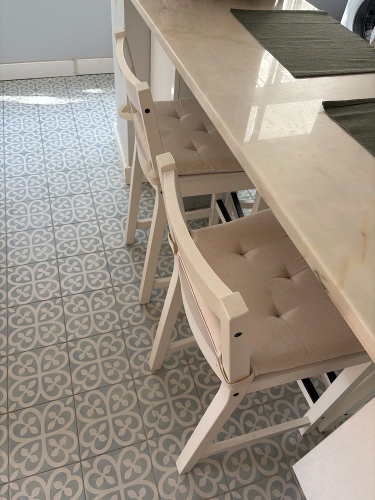 Cadeiras altas brancas IKEA