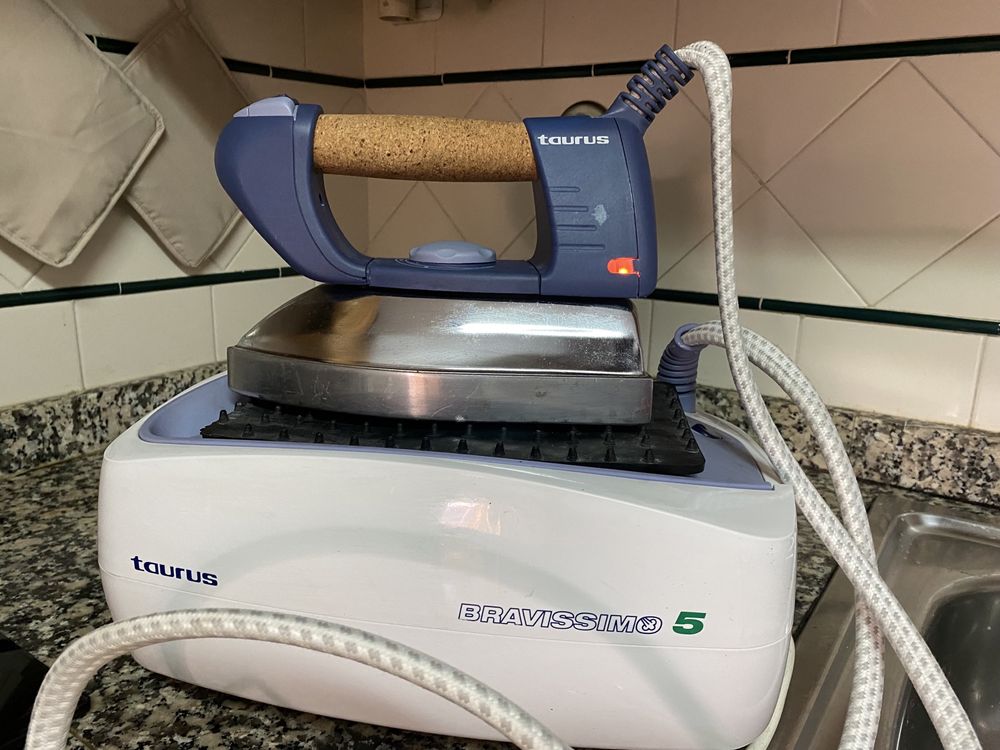 Ferro com caldeira Taurus