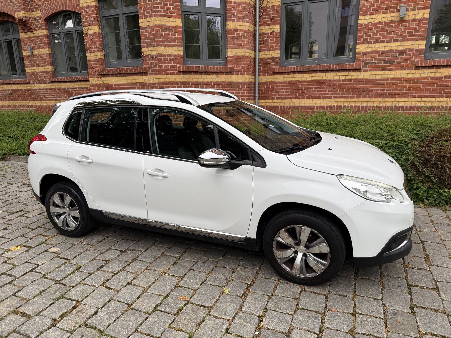 Peugeot 2008 Peugeot 2008 Nawigacja Podświetlany sufit Automatyczna Klima LED