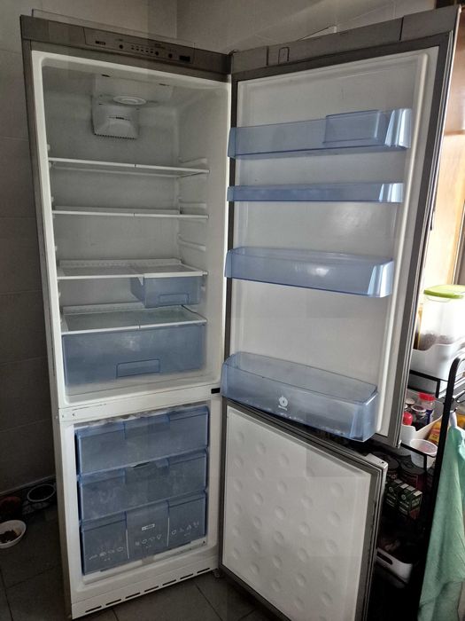 Frigorífico combinado em inox
