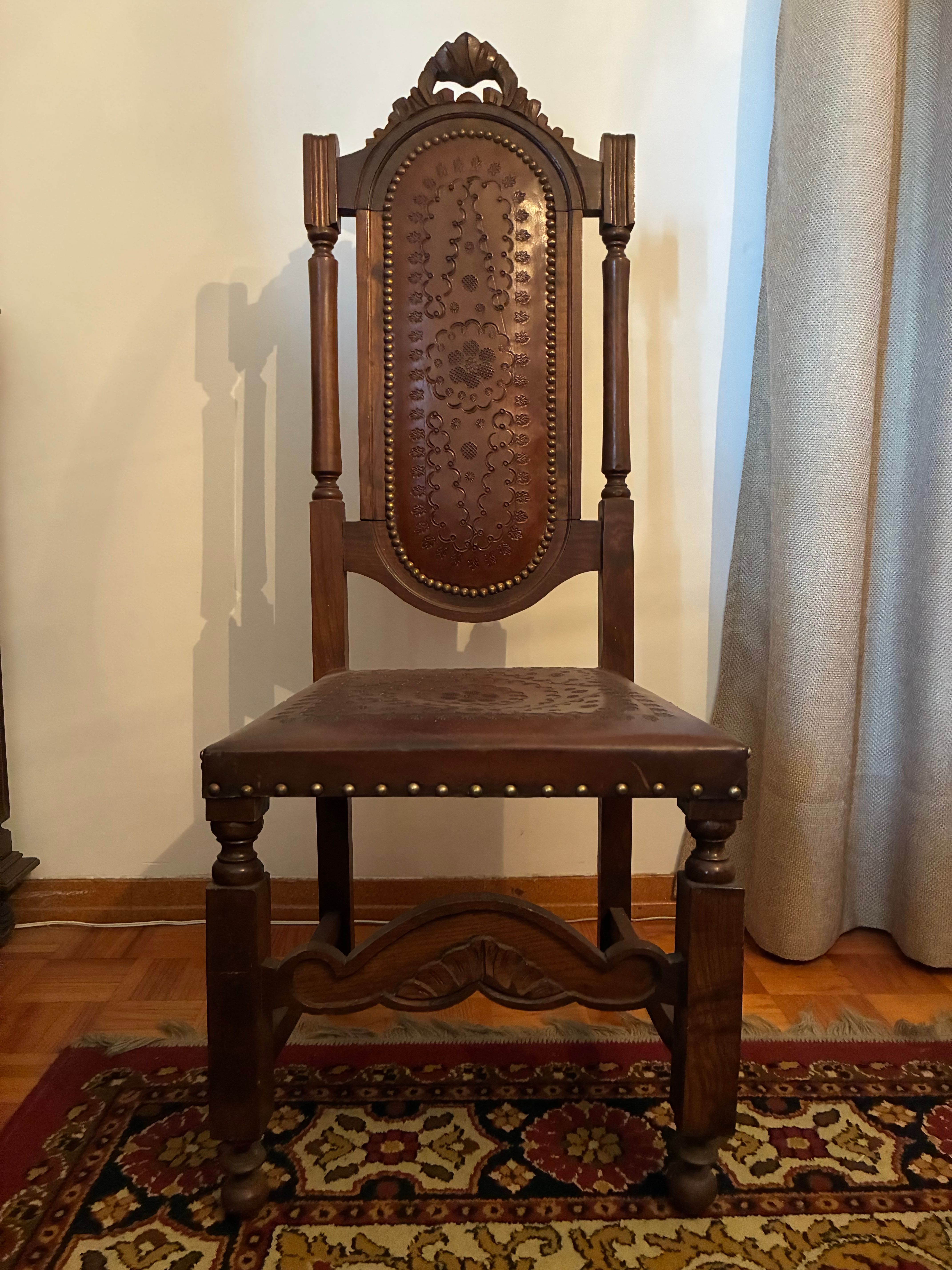 Mobilia para sala de jantar (mesa + cadeiras + aparadores)