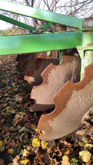 Продаю дископлуг ,оприскувач,лійку