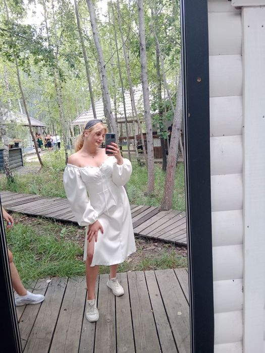 Біла нарядна сукня