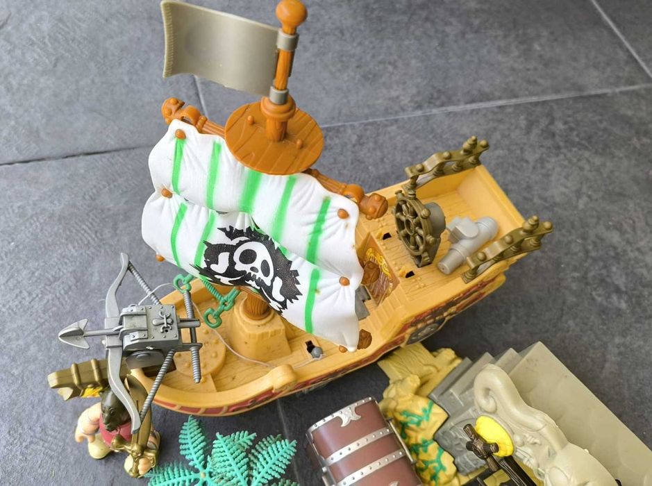 Barco Pirata com 6 figuras e muitos acessórios