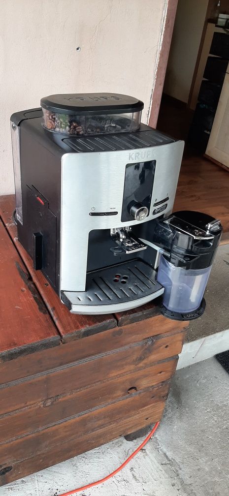 Ekspres Krups quattro force z pojemnikiem na mleko