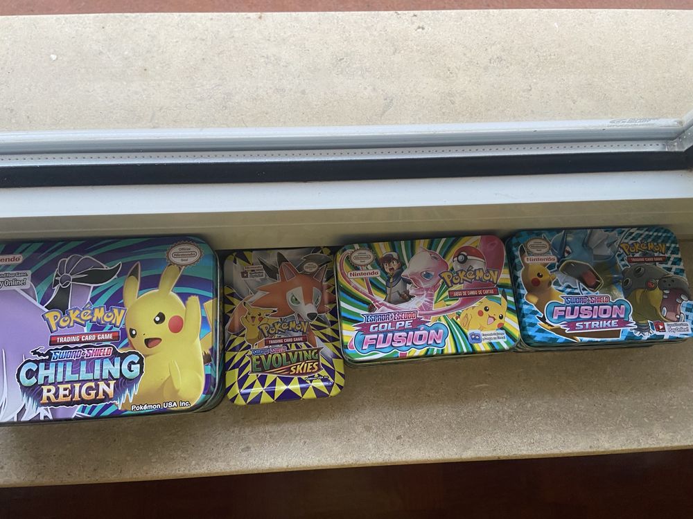 Caixas e cartas pokemon muito variada