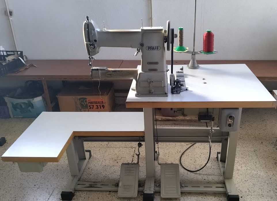 Máquina de costura Pfaff mod. 28/190, para coser peles grossas