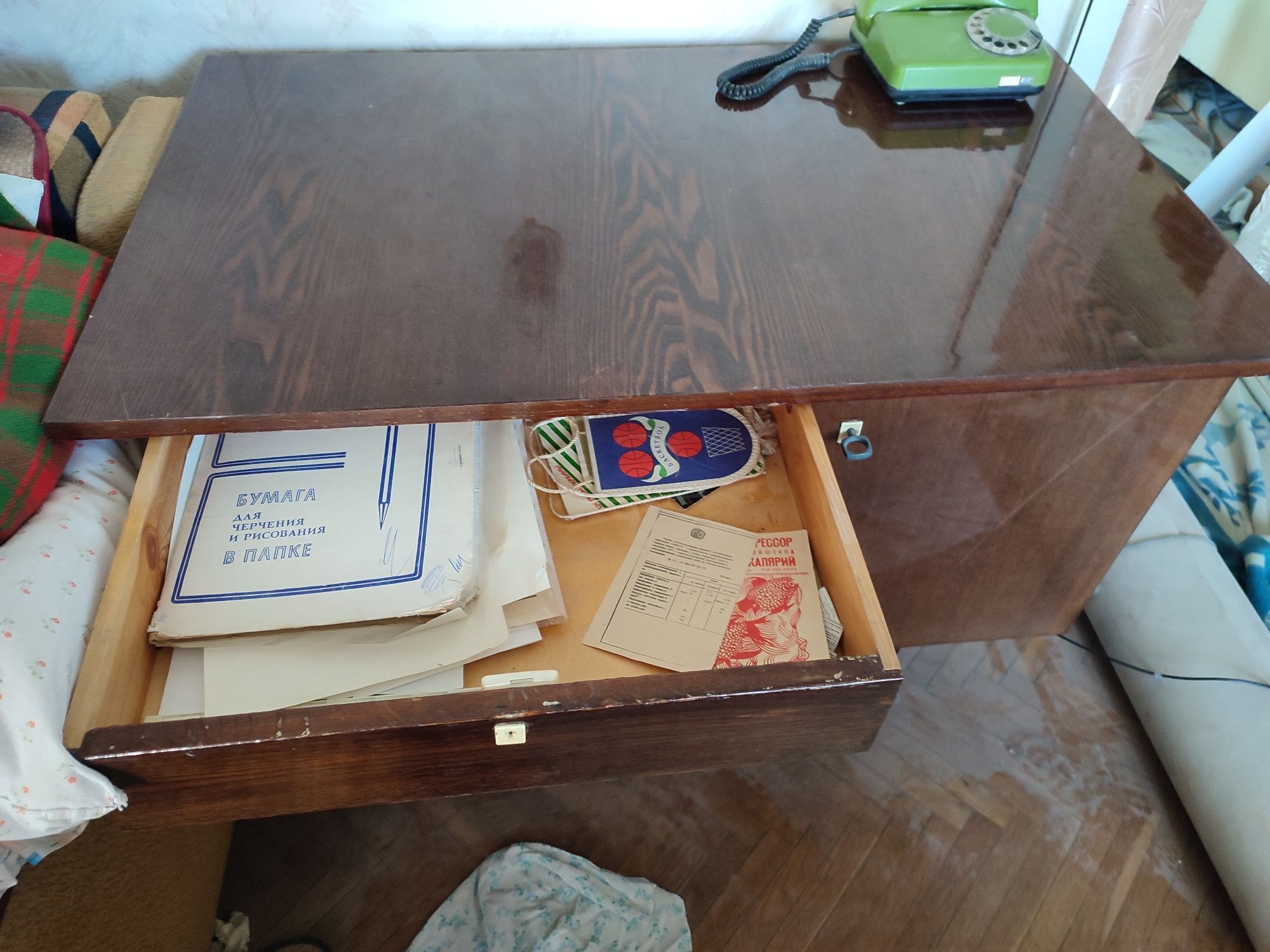 Письменный стол 105х63 см СССР в отличном состоянии и Домашний телефон